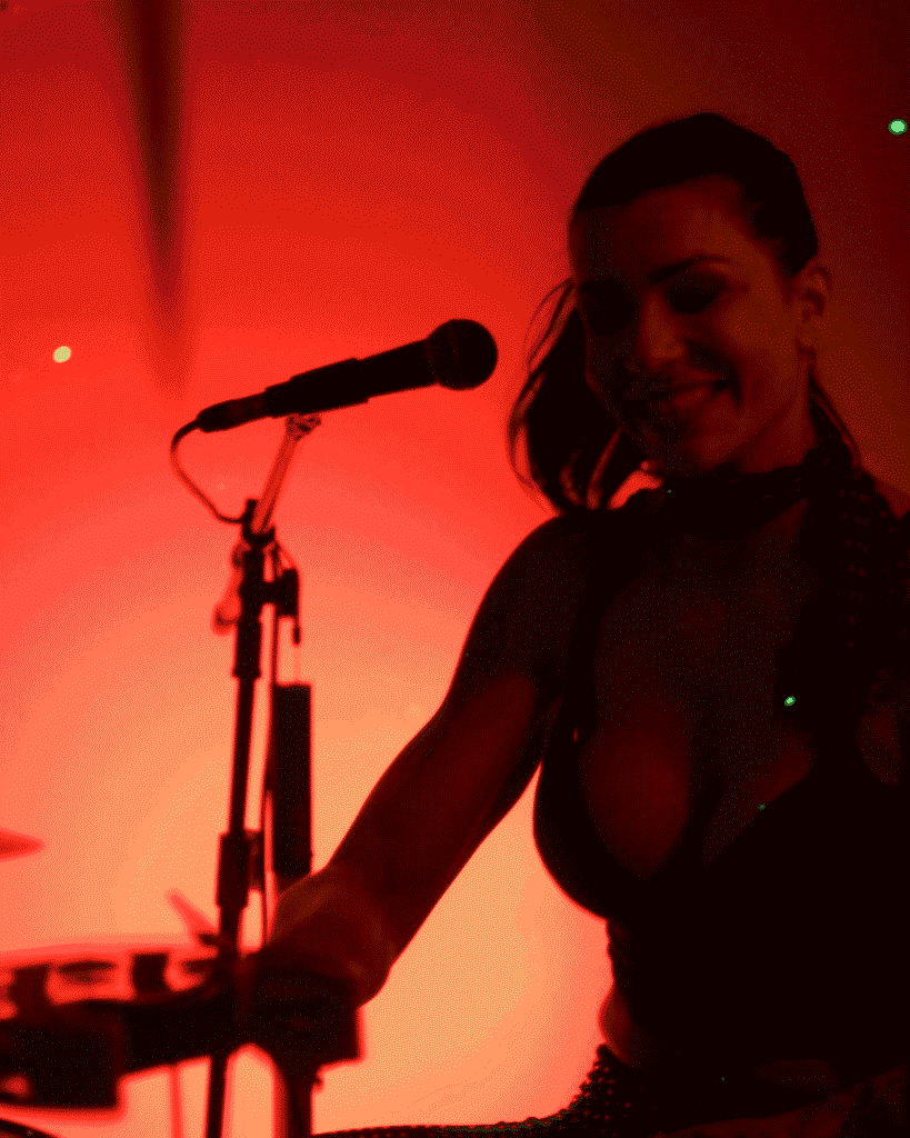 Baterista e Produtora Déxa Marie da Galinha Di Angola